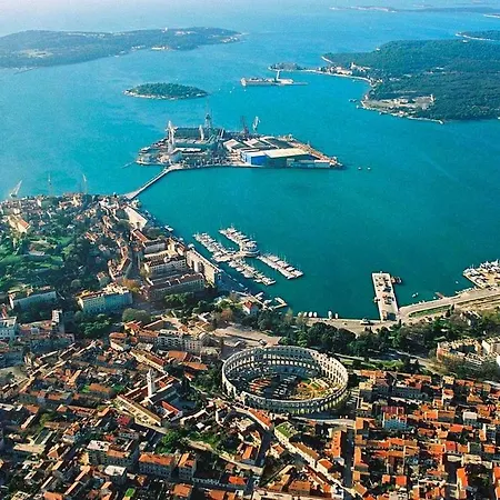 Luka Apartament *